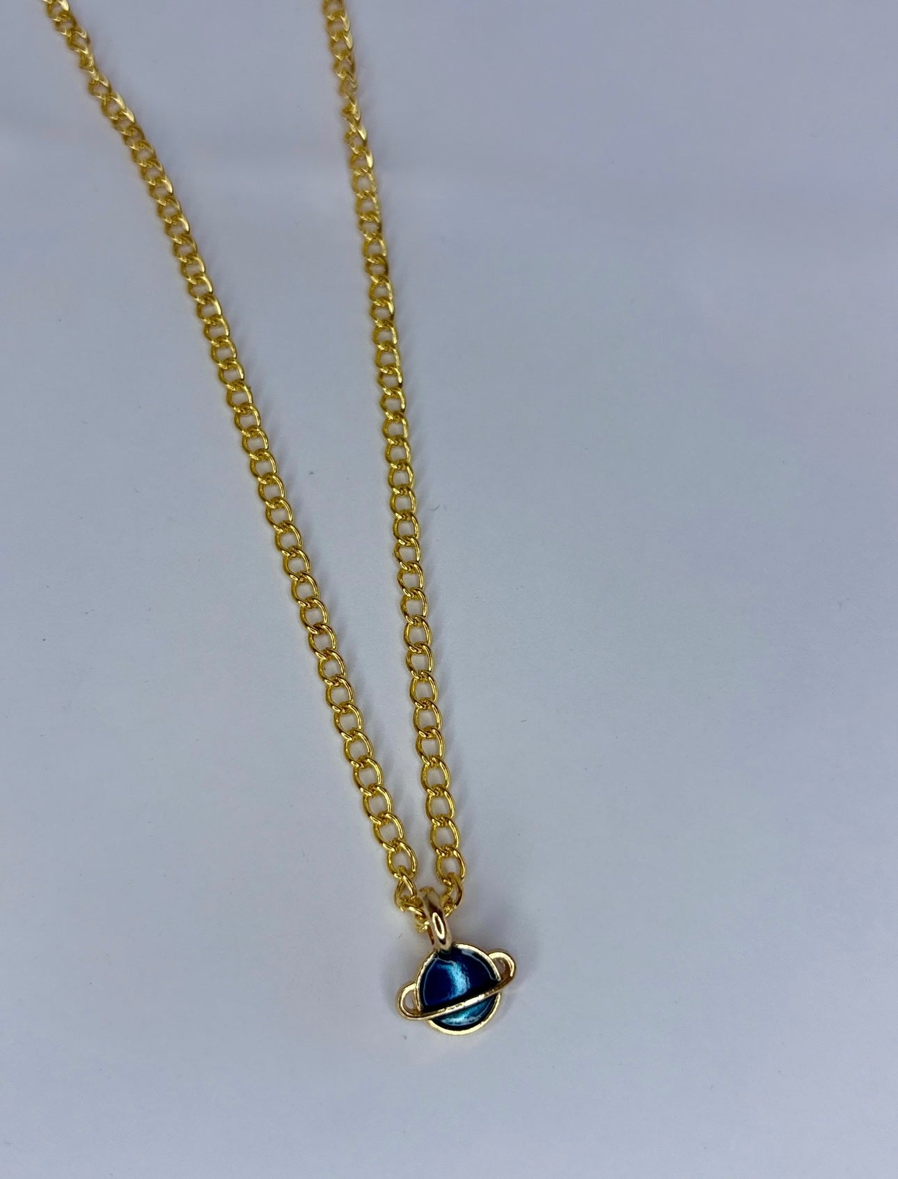 Collar planeta en dorado